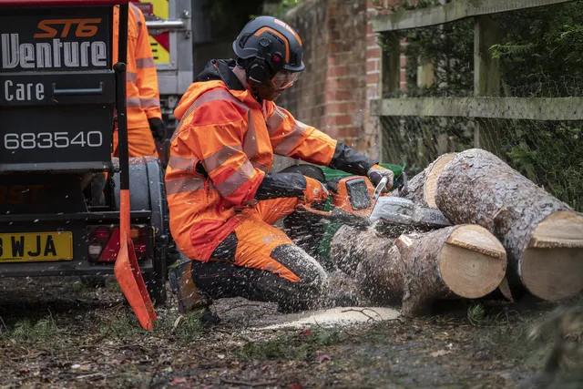 Husqvarna 542i XP Pilarka akumulatorowa łańcuchowa nie emituje spalin podczas użytkowania